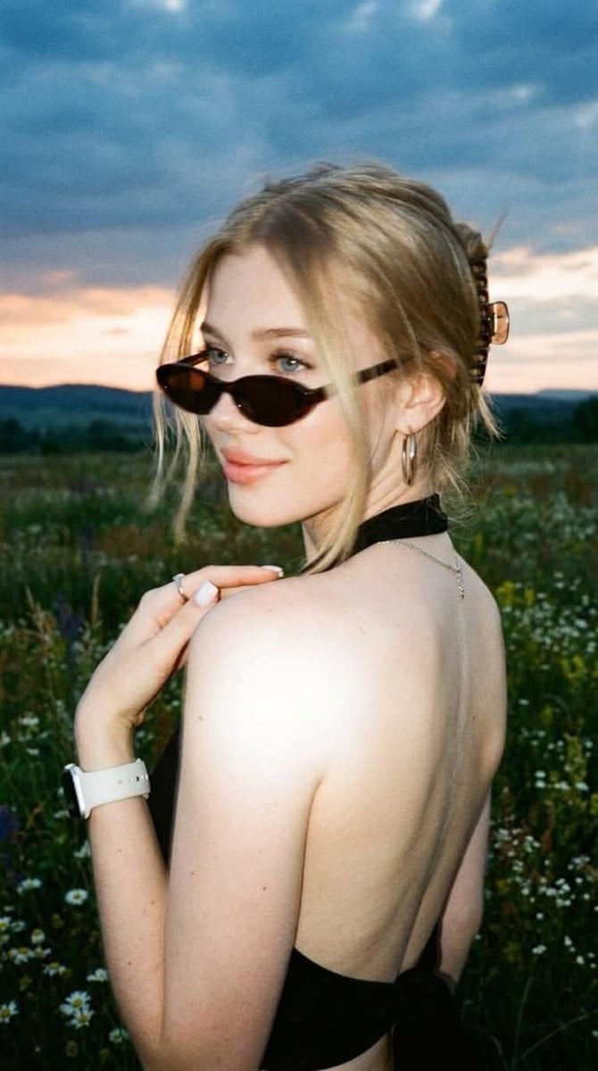 A spontaneous shot, captured by chance. Over-the-shoulder... - alternate