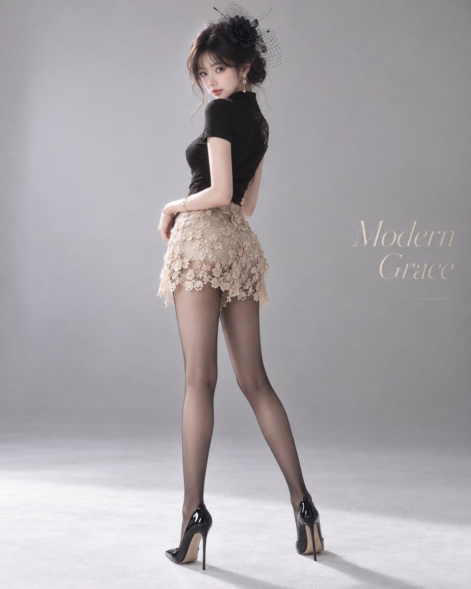 年轻甜美、略带混血感的女生,低盘发,黑色复古网纱小礼帽与黑色玫瑰花头饰,银色耳坠,黑色修身高领短袖上衣,米杏香槟金...