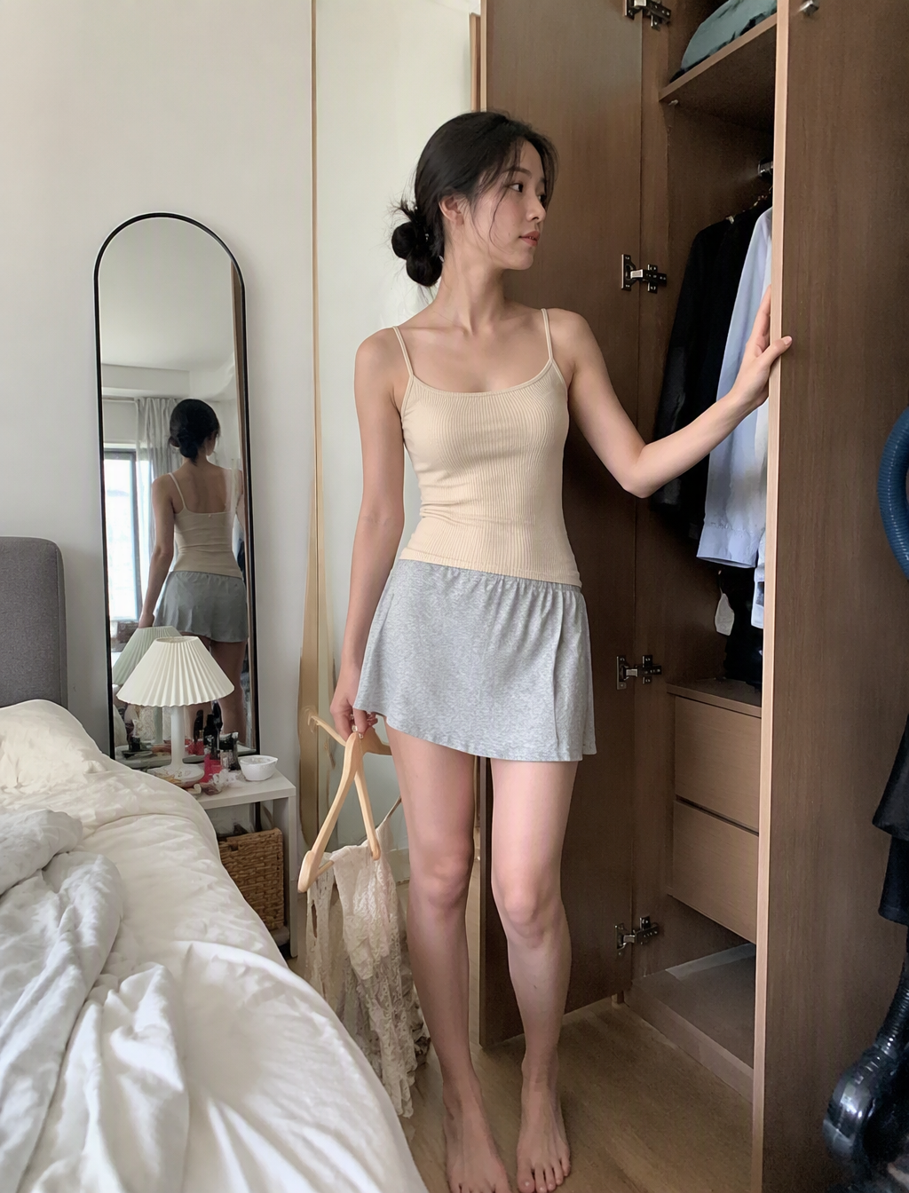 生活化抓拍，一位20至26岁左右的东亚年轻女性，面容清秀自然，五官柔和且具有真实生活质感，保留皮肤毛孔、细微肤色不...
