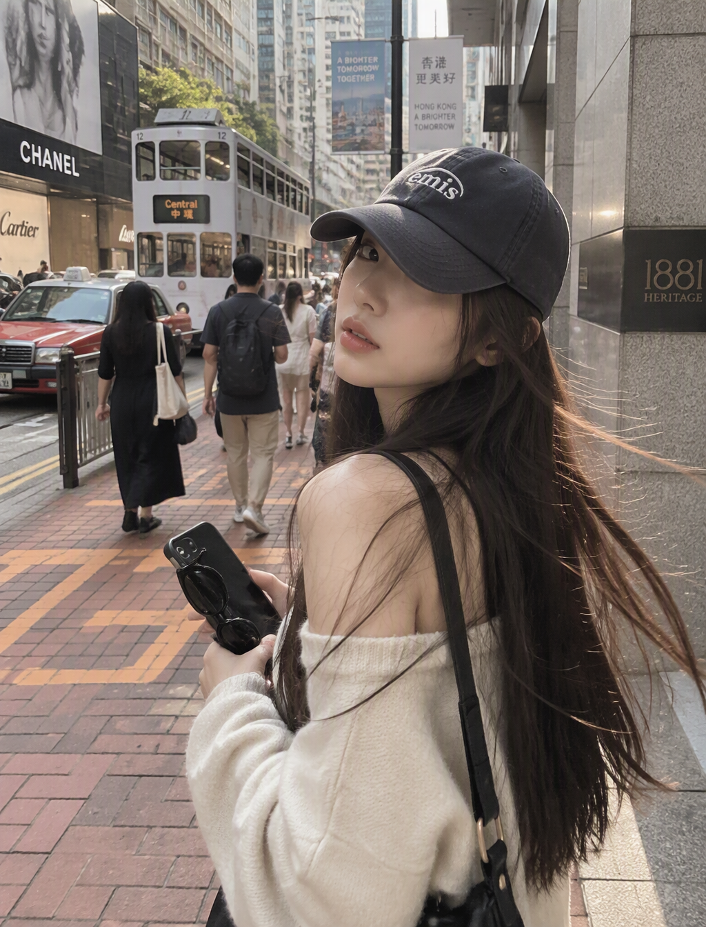 一位长发飘飘高质感的女士背影，尽显生活中的绚丽日常，人像摄影侧颜，帽沿拉低，快乐氛围，日常快照风格，非精心构图或打...