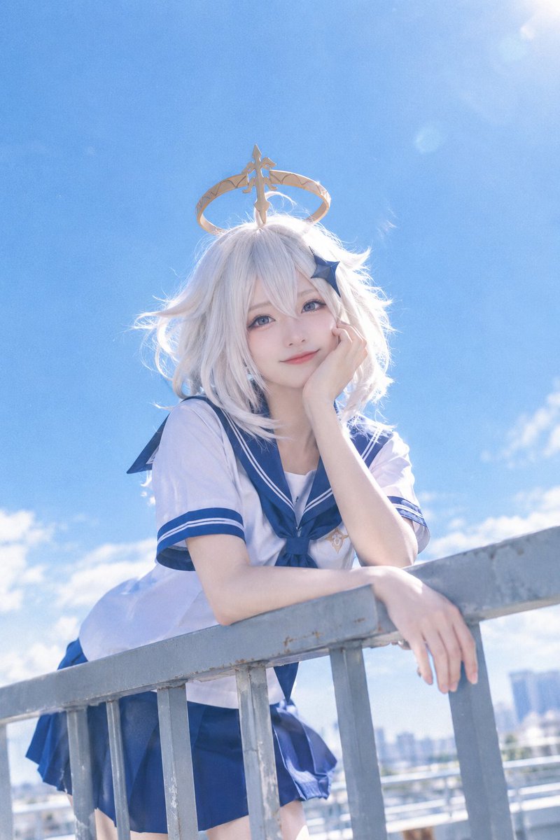 生成一张日系青春电影感的真人角色 Cos 肖像。人物为明确成年的女性 Cosplayer，保留[角色名]最具辨识度...