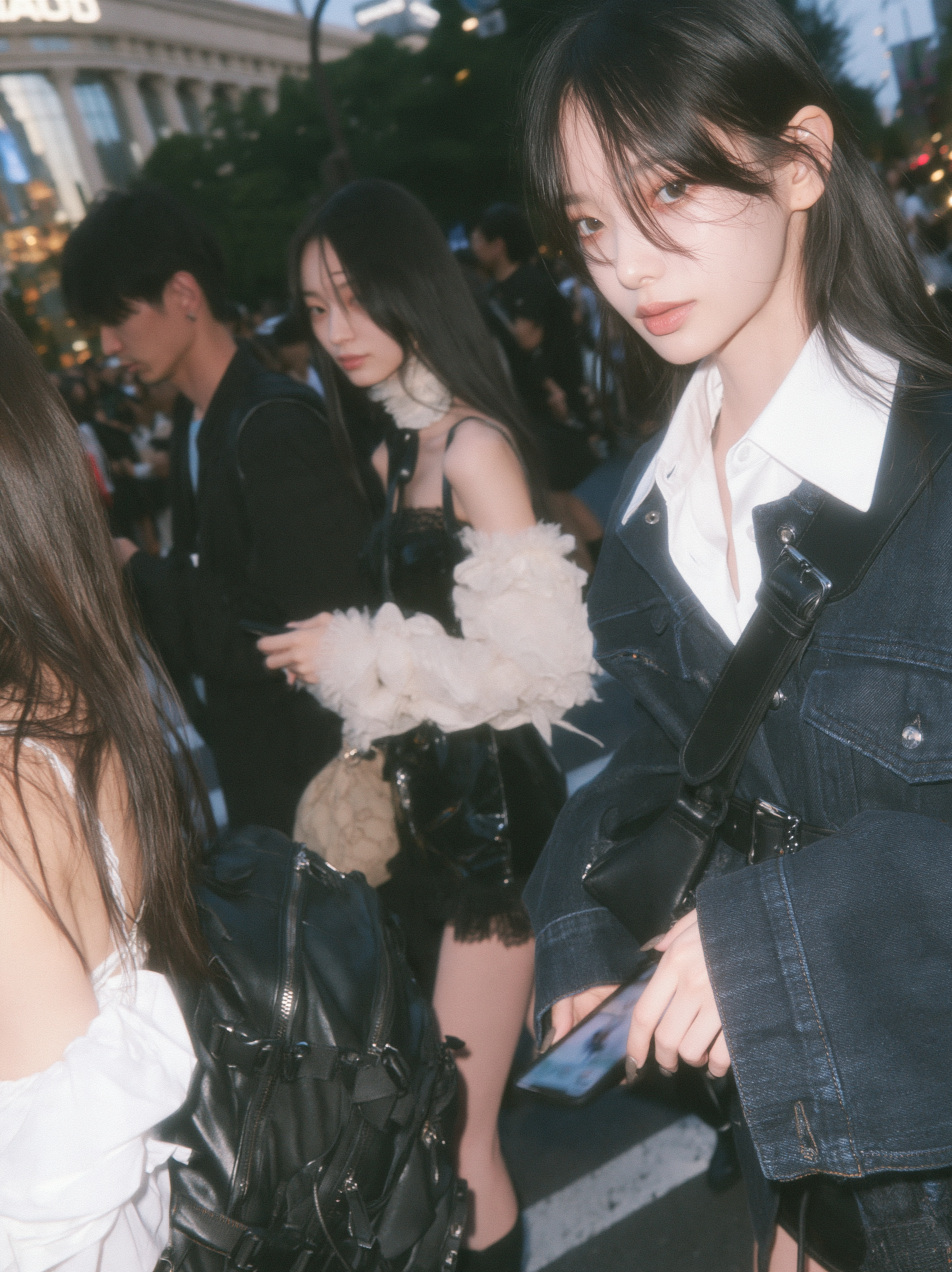 Random 东京时装周fashion movies傍晚日落，穿着时尚华丽服装几个日系少女 - alternate